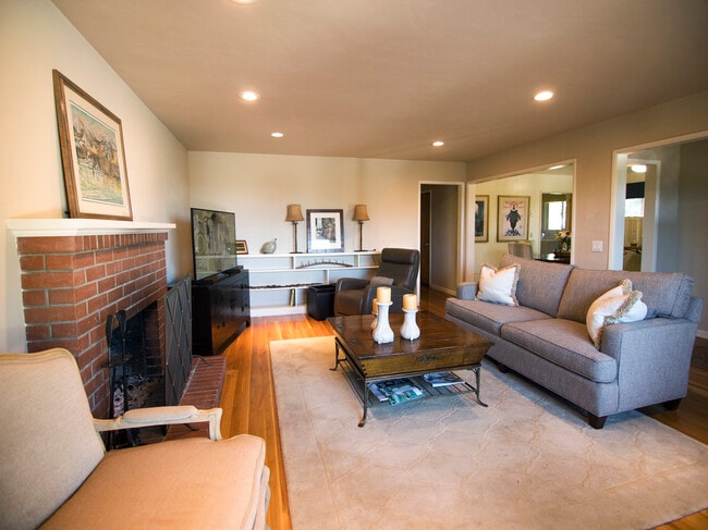 Living Room - 424 High St