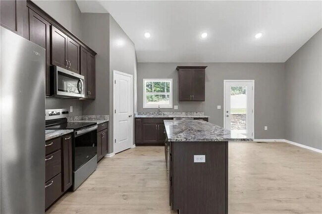 Building Photo - 135 Cedar Ct