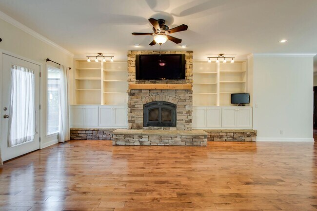 Foto del edificio - AVAILABLE NOW! 4-Bed/3.5-Bath in Williamso...