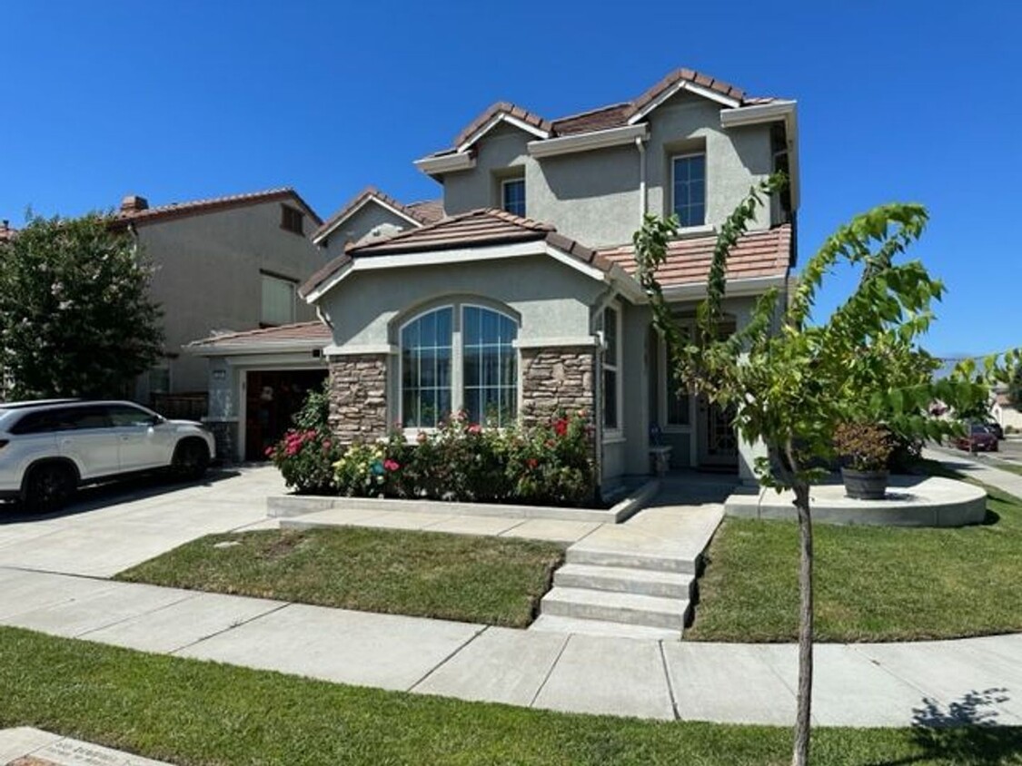 Foto principal - Lathrop 5 bedroom 3 bath with full bedroom...