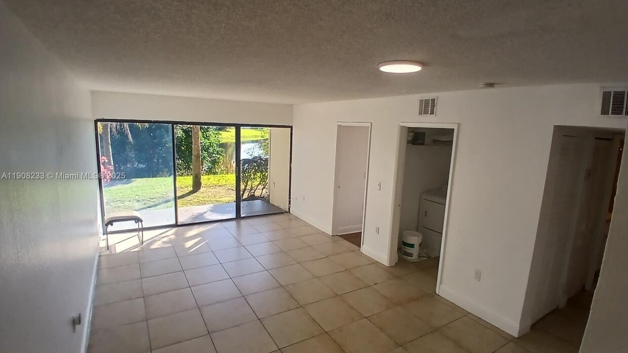 Primary Photo - 1562 Lake Crystal Dr