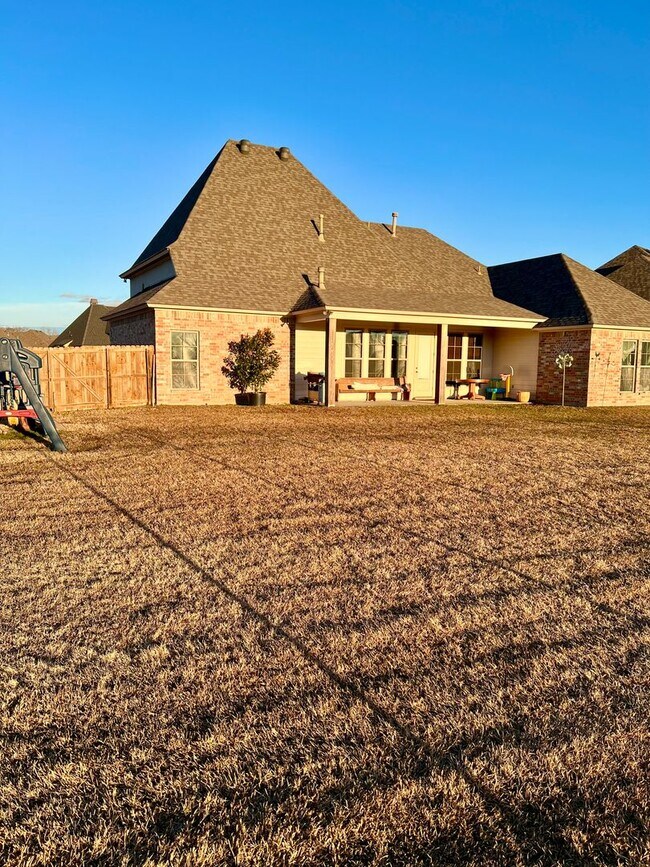 Foto del edificio - ** AVAILABLE JUNE 1ST ** STUNNING 4/3.5 IN...