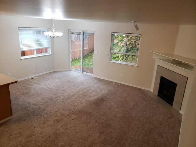 Building Photo - Beautiful, Conveniently Located Eagle River Townhome