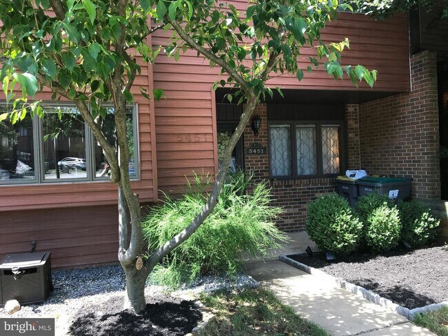 Building Photo - 5451 Pinehurst Dr
