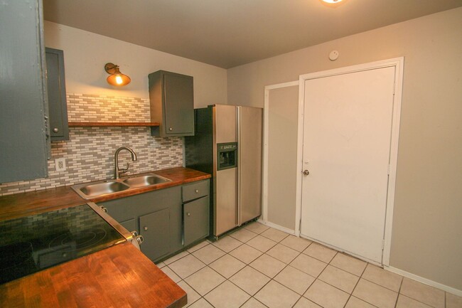 Foto del edificio - 1310B N Irvington Ave