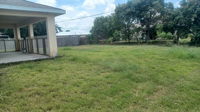 Foto del edificio - 762 NW Floresta Dr