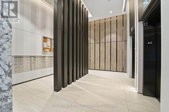 Photo du bâtiment - 215 Lakeshore Rd W