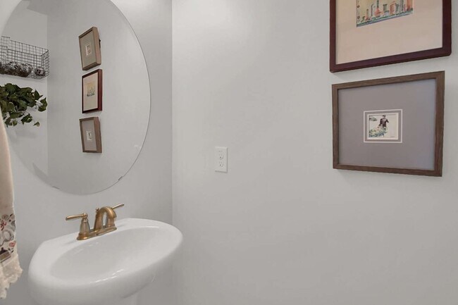 Medio baño en la planta principal - 7826 Honeycomb Rd
