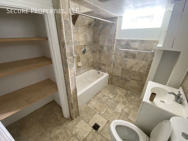 Building Photo - $1,400 3 Bed | 2 Bath - Newly revovated in...