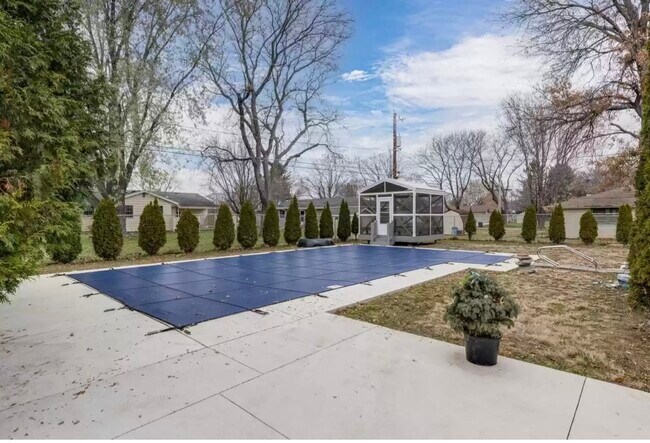 Foto del edificio - 1033 N Claremont Dr