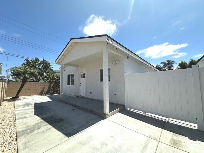 Building Photo - Willow Cir