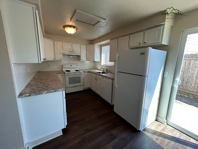 Photo - 953-955 N Cloverleaf Lp. Apartment