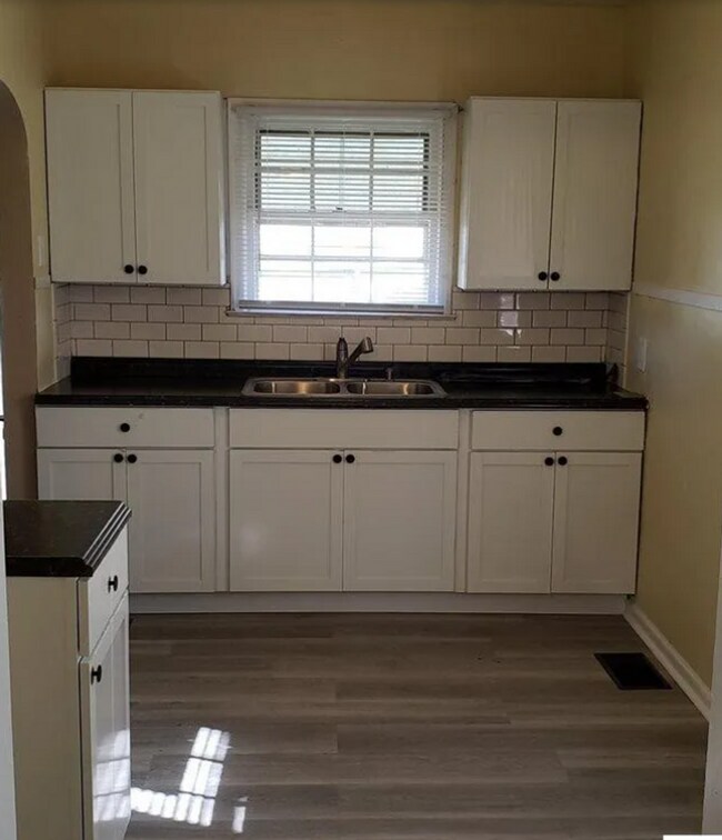 Building Photo - Newly Renovated 2 bed 1 bath Cottage Close...
