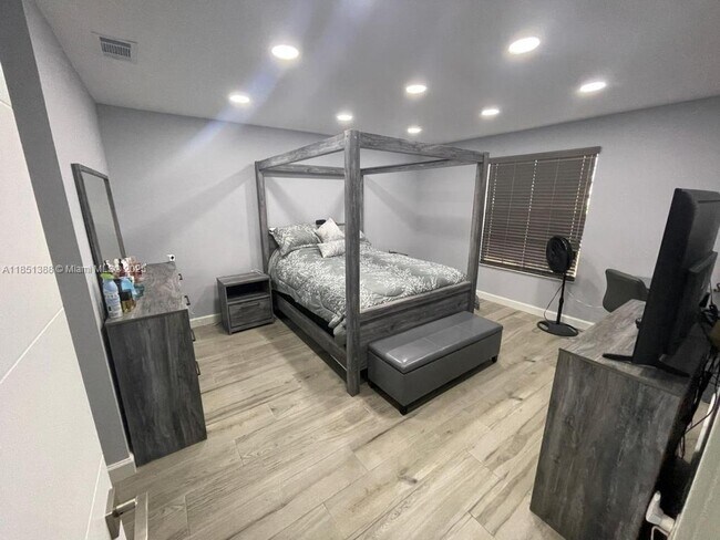 Building Photo - 4629 Vilabella Dr