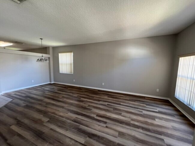 Foto del edificio - 4 bedroom 2 bath home Near UCF Lawn Servic...