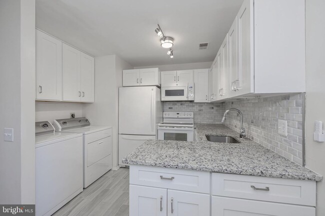 Building Photo - 2665 Glengyle Dr