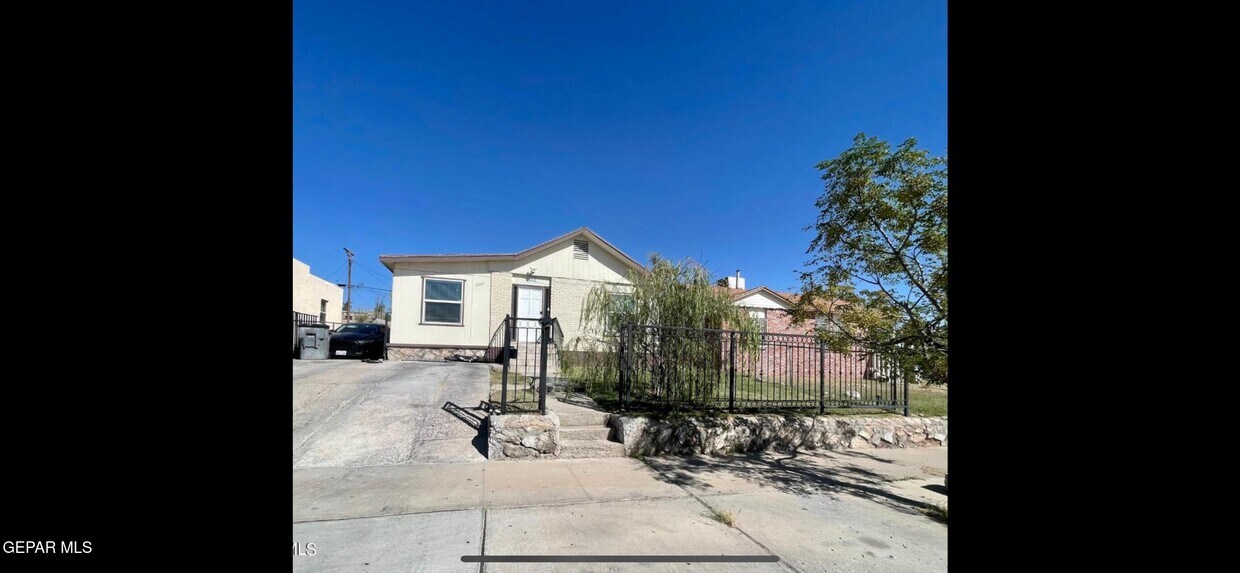 Primary Photo - 3337 Monroe Ave