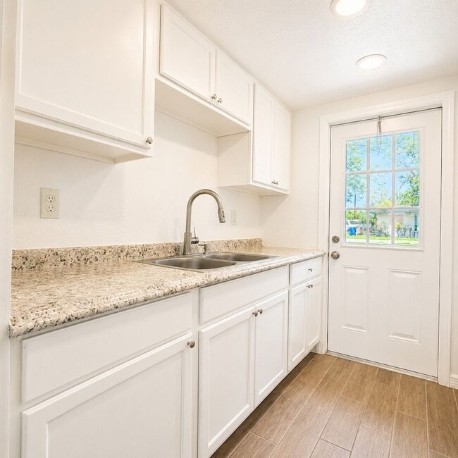 Building Photo - 721/723 Burdick Ave