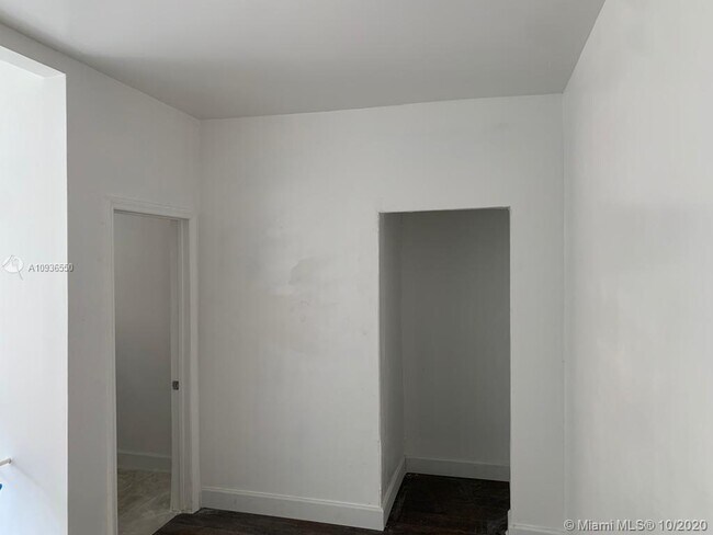 Building Photo - 337 SW 10th Ave