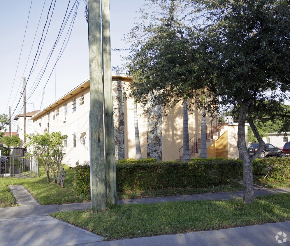 Building Photo - 950 SW 66th Ave