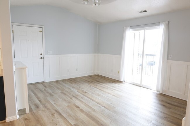 Building Photo - 8116 N Ridge Loop W
