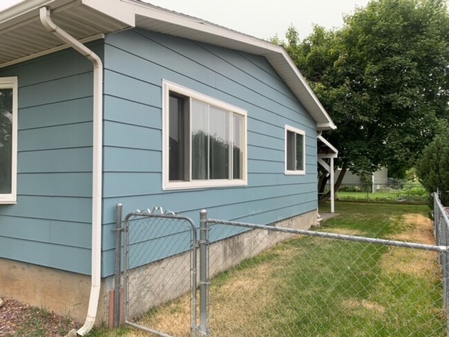 Foto del edificio - Cozy Stand Alone Home with Fenced Yard