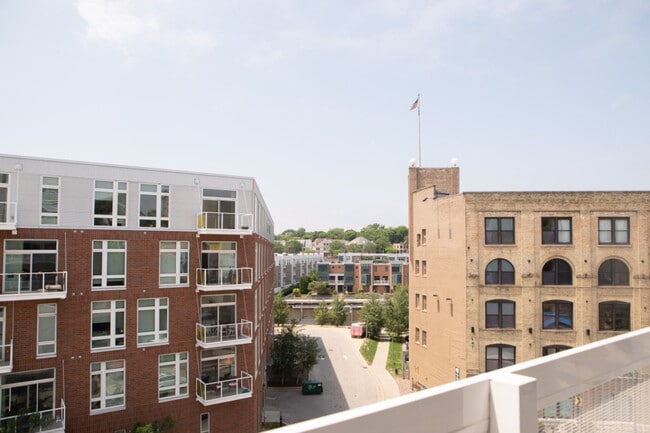 Foto del edificio - 1640 N Water St