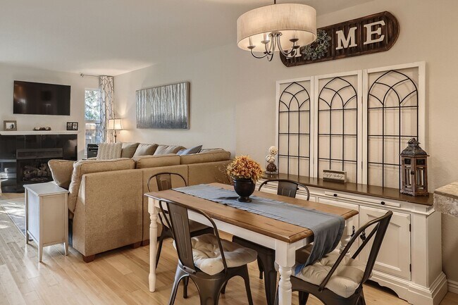 Foto del edificio - Evolve Real Estate: Spacious 3 Bed 3 bath Townhouse  in LITTLETON! Available 7/5/2026!