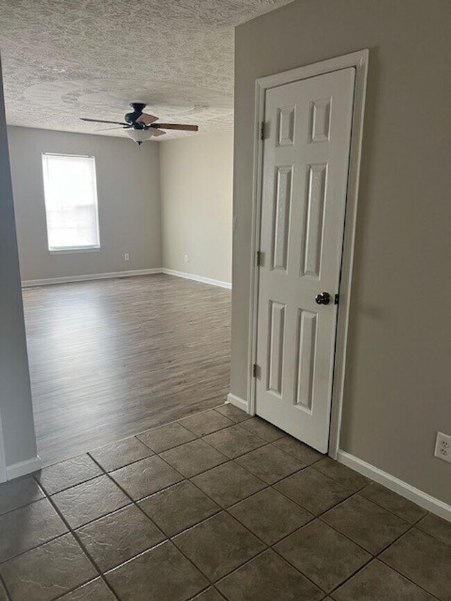 Foto del edificio - Spacious 2-Bedroom Townhouse with Garage