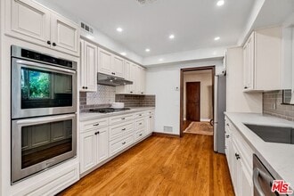 Building Photo - 701 Sierra Dr