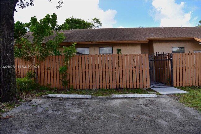 Foto del edificio - 18954 NW 67th Pl