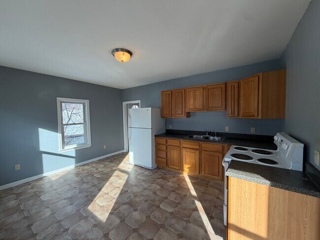 Foto del edificio - Charming, 2nd floor, 2-Bedroom Apartment, Adams, MA – pet friendly!