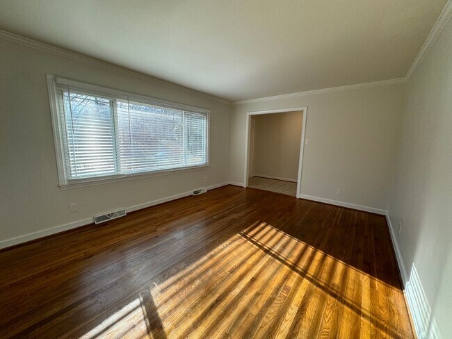 Building Photo - NW Updated Brick Ranch, LR, Den, Sunroom, ...