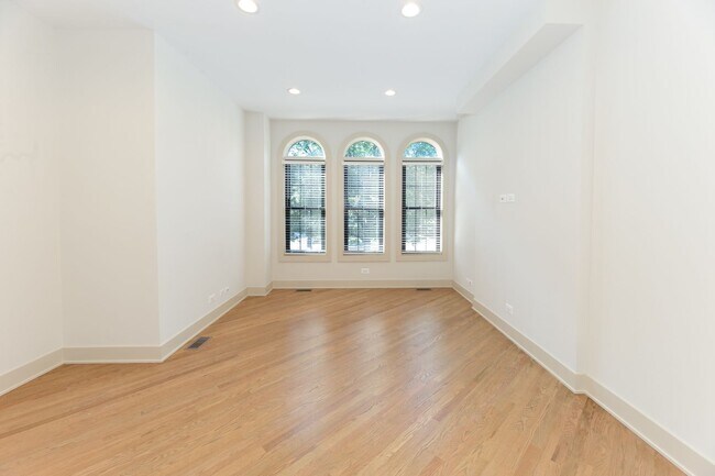 Building Photo - 1320 W Diversey Pky