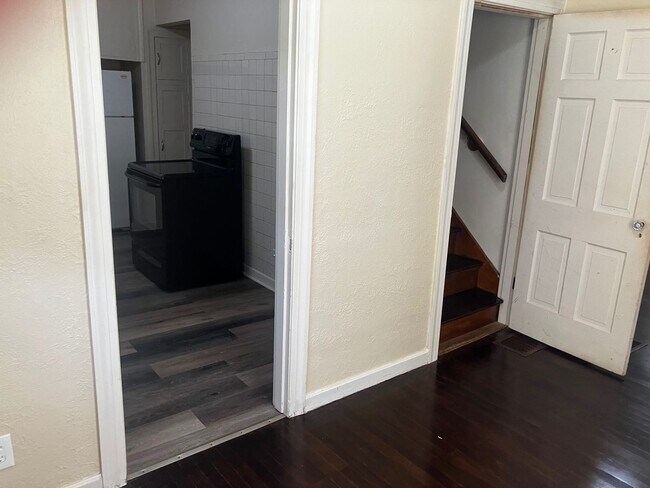 Foto del edificio - Charming 3-Bedroom Home with Unique Detail...