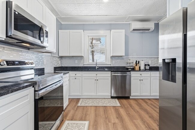 Building Photo - 8 Weston St