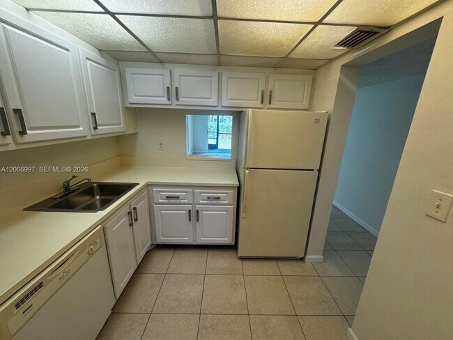 Foto del edificio - 8020 Fairview Dr