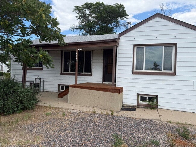 "Charming 2-Bedroom Upstairs of Duplex Ret... - "Charming 2-Bedroom Upstairs of Duplex Ret... Apartment
