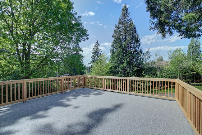 Building Photo - 5Bd/2.25Ba Kirkland Apartment