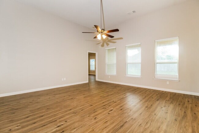 Building Photo - 821 Summer Oaks Dr