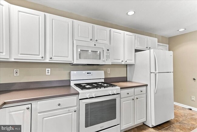 Building Photo - 347 Huntington Ct