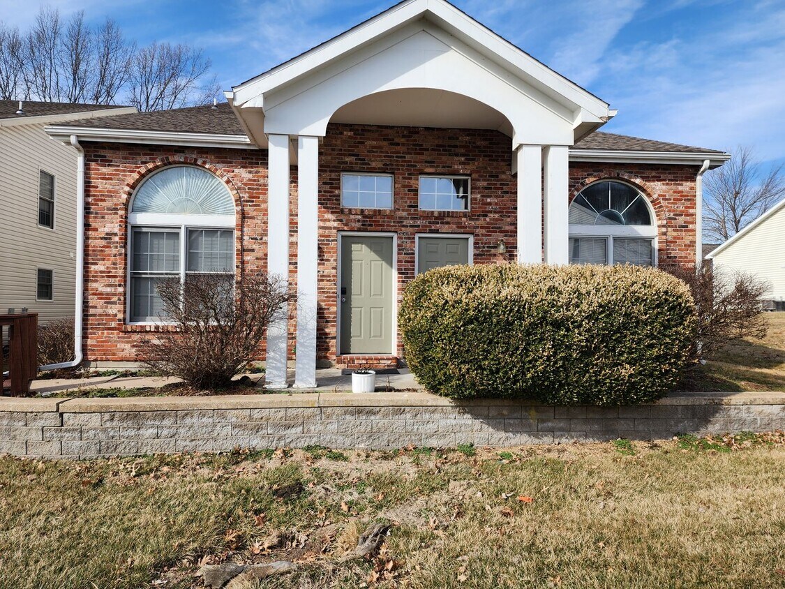 Primary Photo - 3 bedroom, 2 bathroom fully furnished on t...
