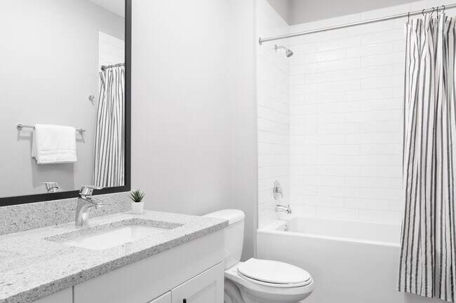 Experimente la elegancia moderna con este elegante diseño de baño, perfecto para la comodidad y el estilo. - Lemmond Farm
