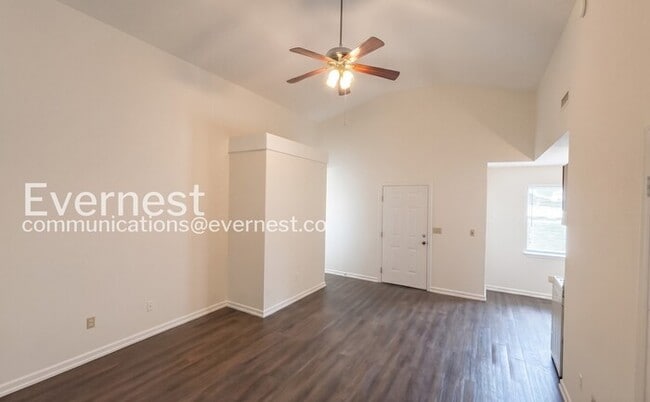 Building Photo - 2 Bed/1.5 Bath Home with Off-Street Parking / Pet-Friendly / Available Now!