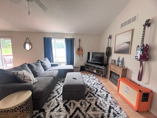Foto del edificio - Three Bedroom Home with Central Air!