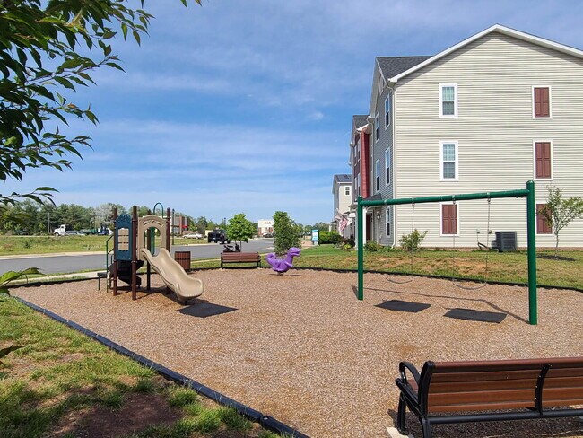 Foto del edificio - Spacious 3-Level TH in Mintbrook
