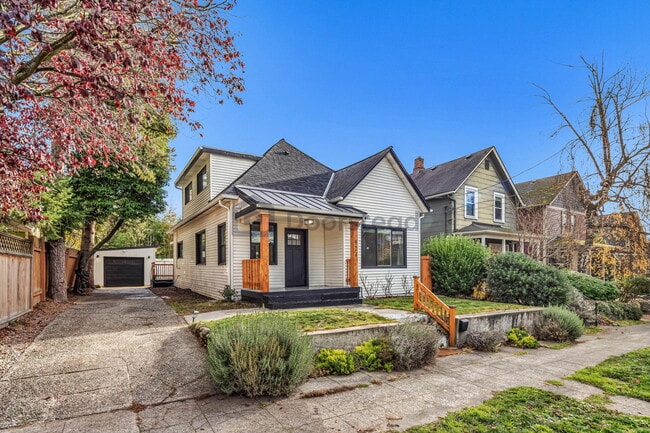 Building Photo - 924 24th Ave S