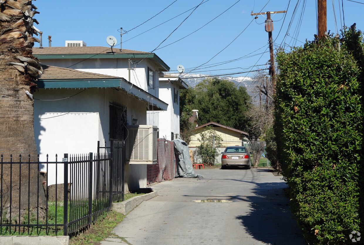 Building Photo - 724 W 17th St