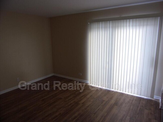 Foto del edificio - 337 Meadow Green Ln