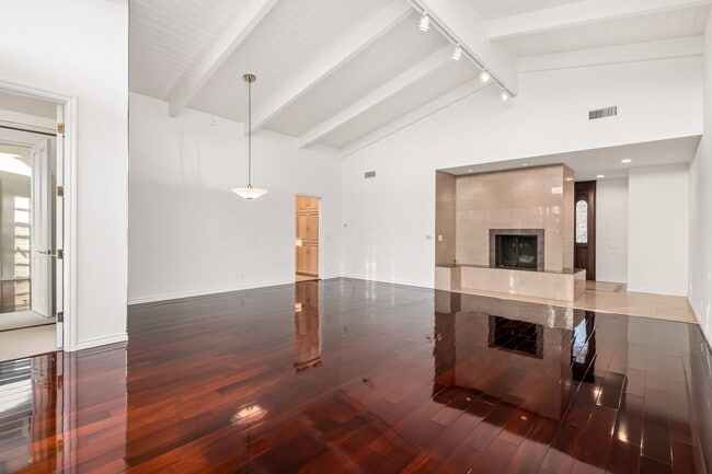 Building Photo - 221 Bellino Dr